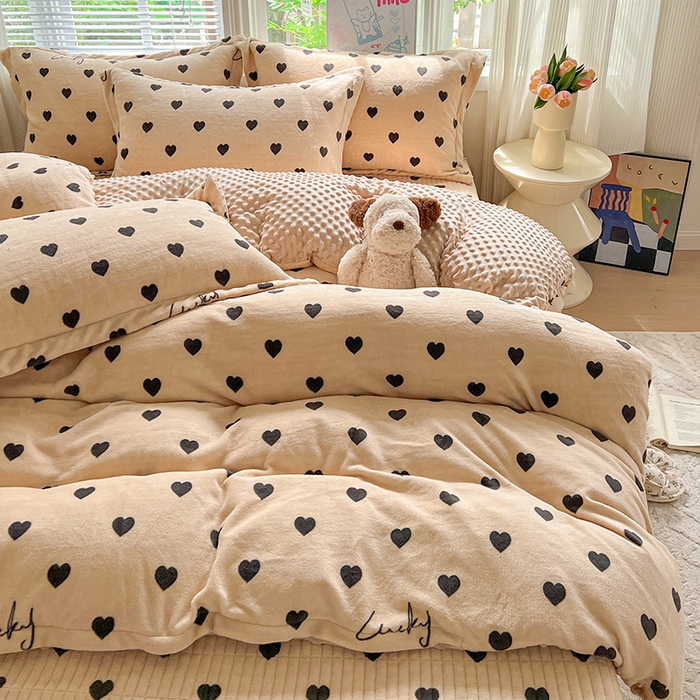 91家纺网 家纺一手货源 找家纺 一比一 2025新款加厚保暖豆豆牛奶绒床盖款四件套咖色小心心