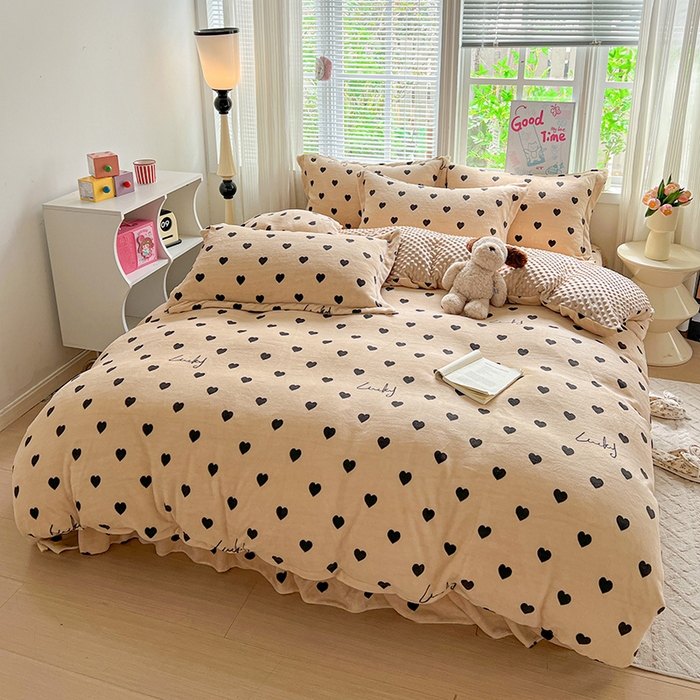 91家纺网 家纺一手货源 找家纺 一比一 2025新款加厚保暖豆豆牛奶绒床盖款四件套咖色小心心