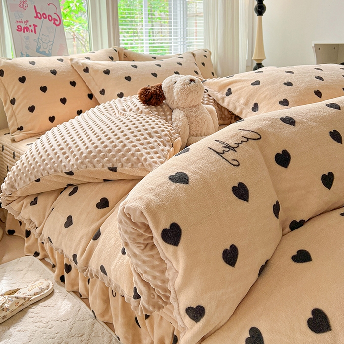 91家纺网 家纺一手货源 找家纺 一比一 2025新款加厚保暖豆豆牛奶绒床盖款四件套咖色小心心