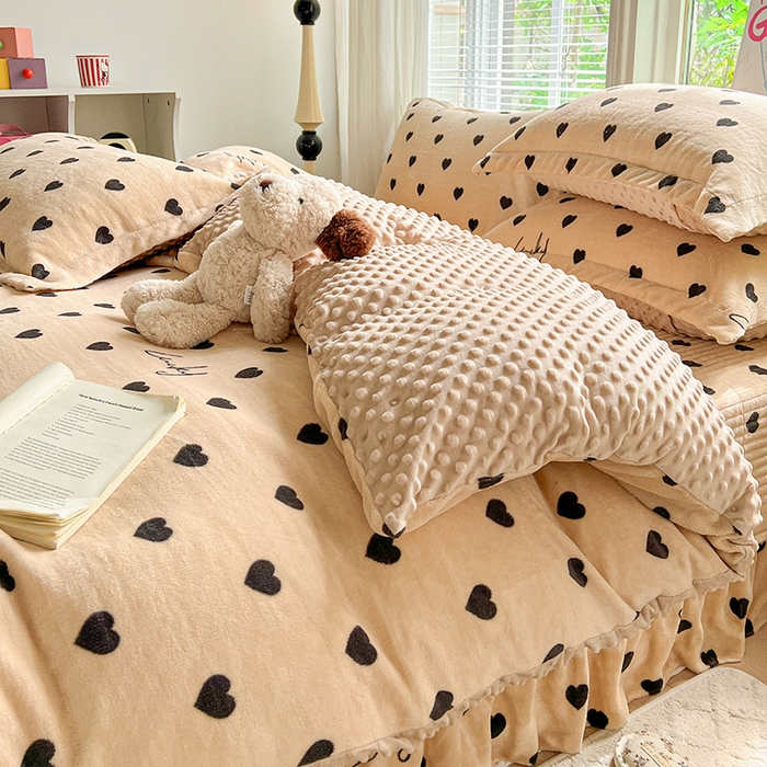 91家纺网 家纺一手货源 找家纺 一比一 2025新款加厚保暖豆豆牛奶绒床盖款四件套咖色小心心