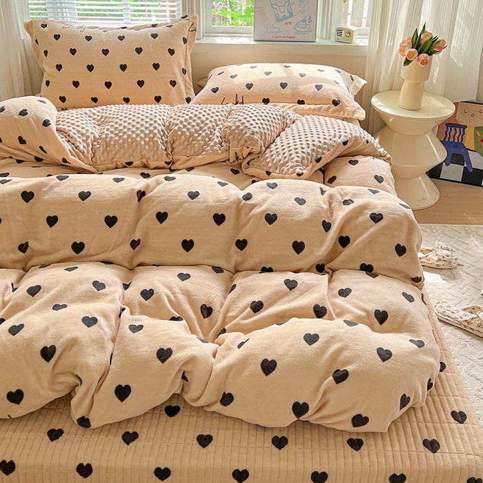 91家纺网 家纺一手货源 找家纺 一比一 2025新款加厚保暖豆豆牛奶绒床盖款四件套咖色小心心