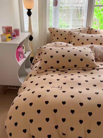 91家纺网 家纺一手货源 找家纺 一比一 2025新款加厚保暖豆豆牛奶绒床盖款四件套咖色小心心