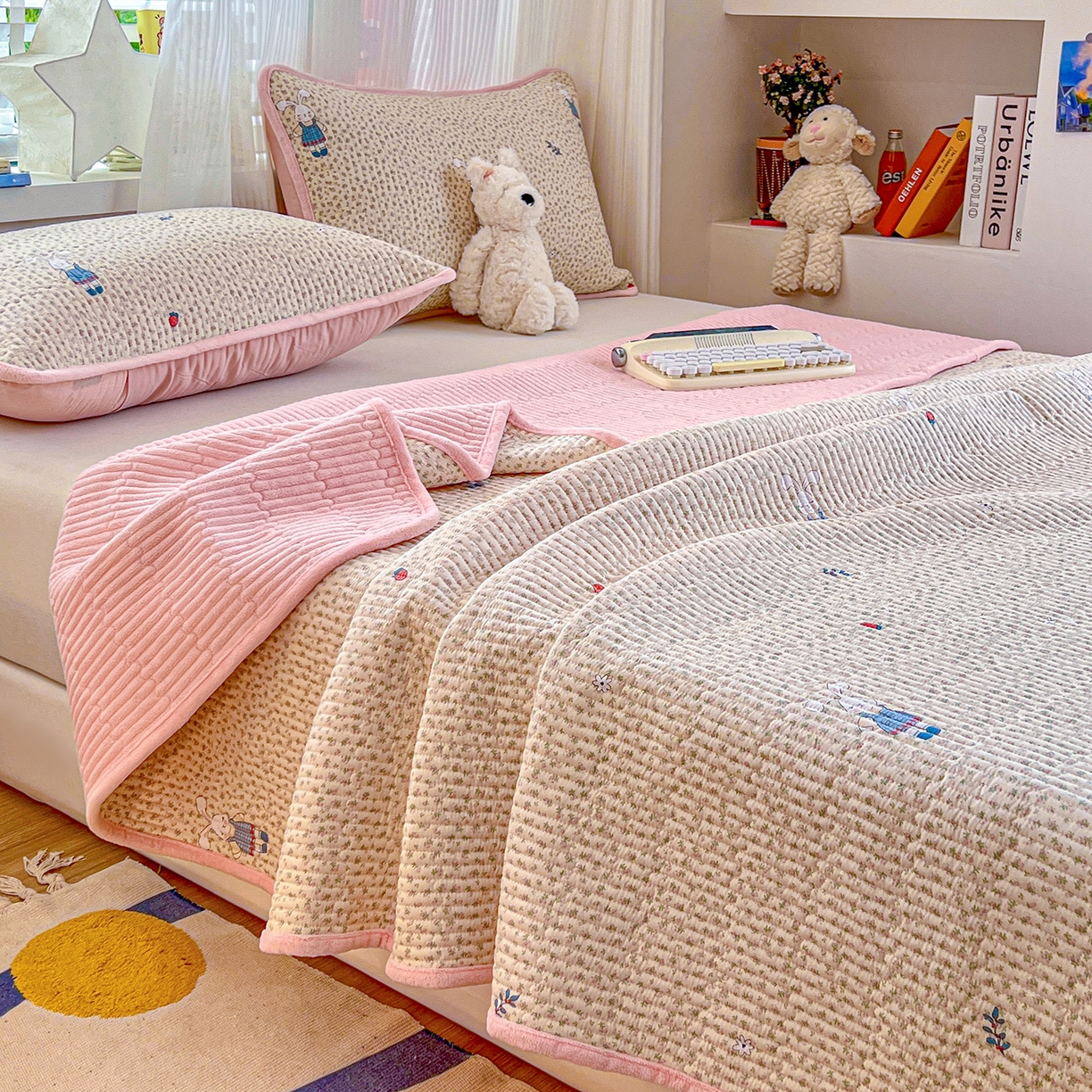 91家纺网 家纺一手货源 找家纺 X猫先生 2025新品棉加绒床盖一面全棉一面牛奶绒床盖炕盖加厚床单床垫四季款系列二 奶呼小兔（A棉B绒）