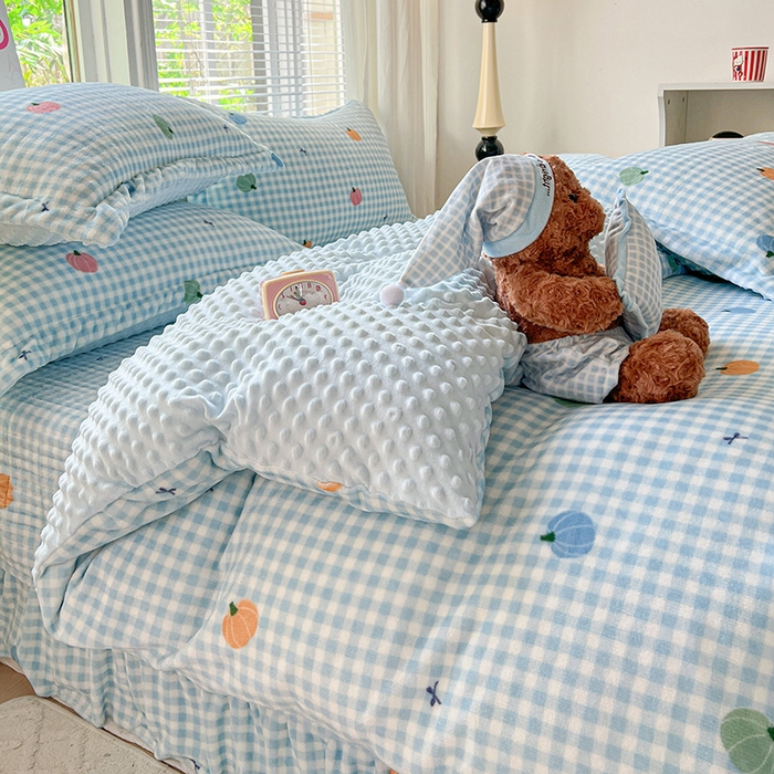 91家纺网 家纺一手货源 找家纺 一比一 2025新款加厚保暖豆豆牛奶绒床盖款四件套蓝格南瓜