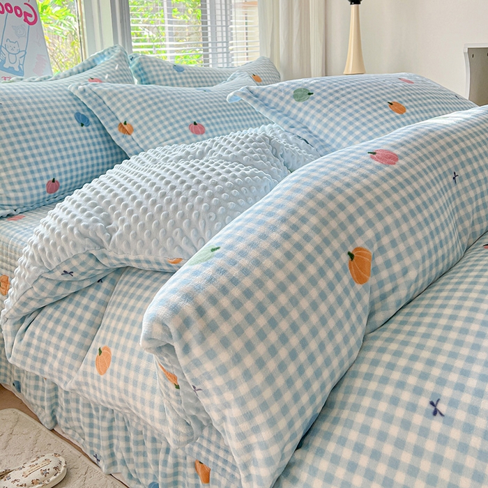 91家纺网 家纺一手货源 找家纺 一比一 2025新款加厚保暖豆豆牛奶绒床盖款四件套蓝格南瓜