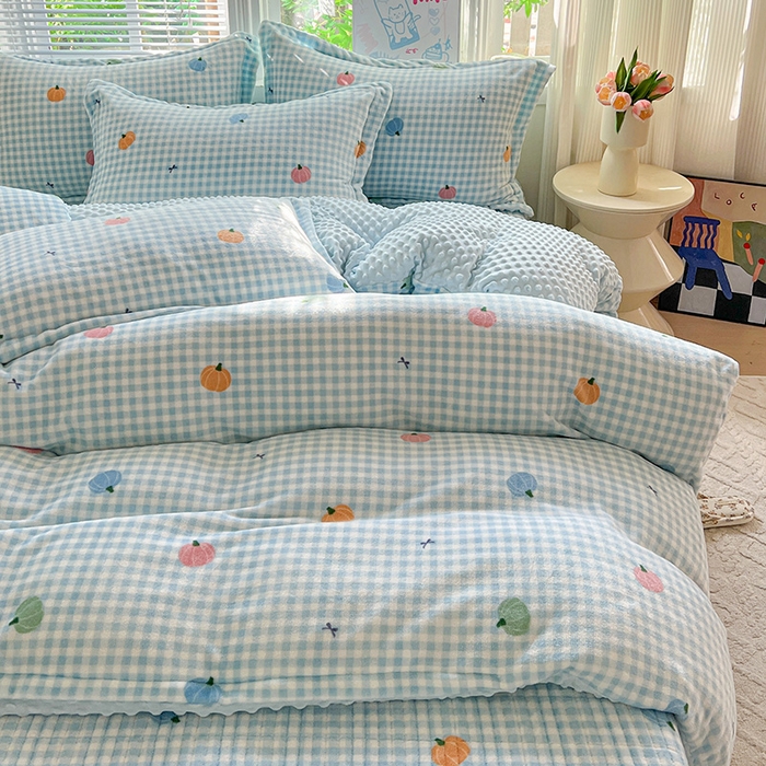 91家纺网 家纺一手货源 找家纺 一比一 2025新款加厚保暖豆豆牛奶绒床盖款四件套蓝格南瓜