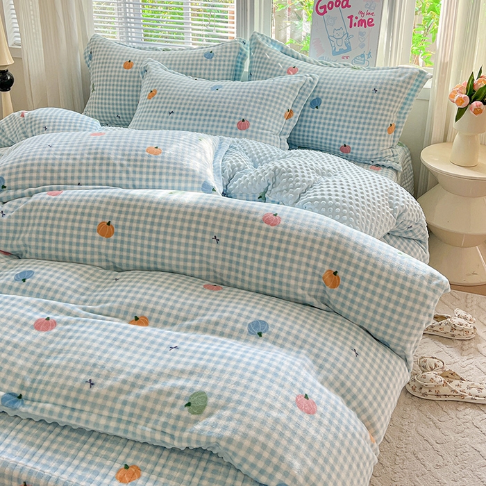 91家纺网 家纺一手货源 找家纺 一比一 2025新款加厚保暖豆豆牛奶绒床盖款四件套蓝格南瓜