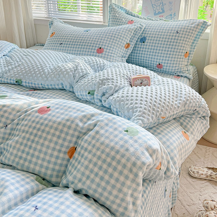 91家纺网 家纺一手货源 找家纺 一比一 2025新款加厚保暖豆豆牛奶绒床盖款四件套蓝格南瓜