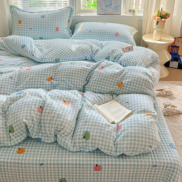 91家纺网 家纺一手货源 找家纺 一比一 2025新款加厚保暖豆豆牛奶绒床盖款四件套蓝格南瓜