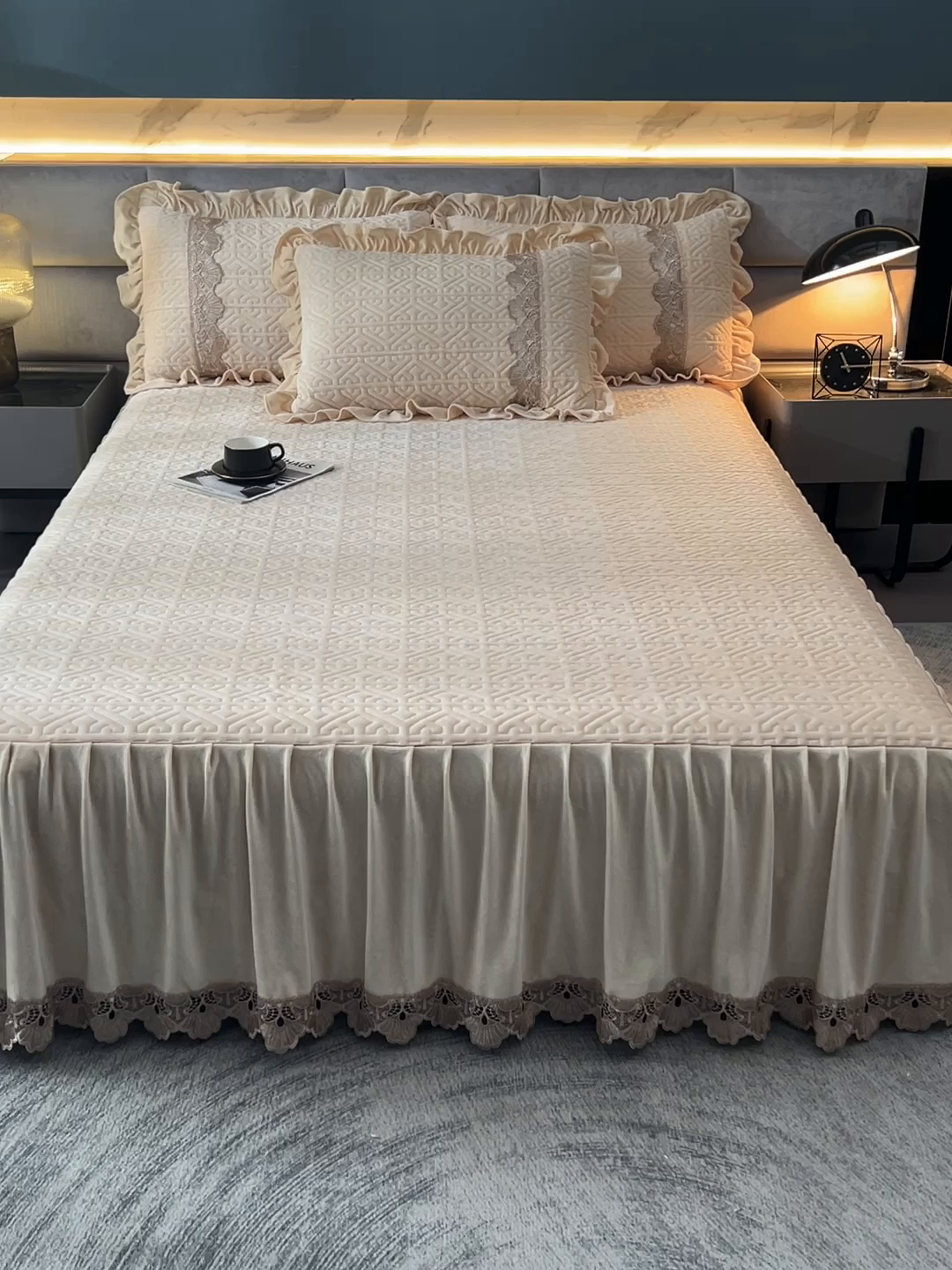 91家纺网 家纺一手货源 找家纺 忘忧草 2025新款婴儿绒夹棉单床裙 床裙单件-安娜系列 安娜-浅米驼