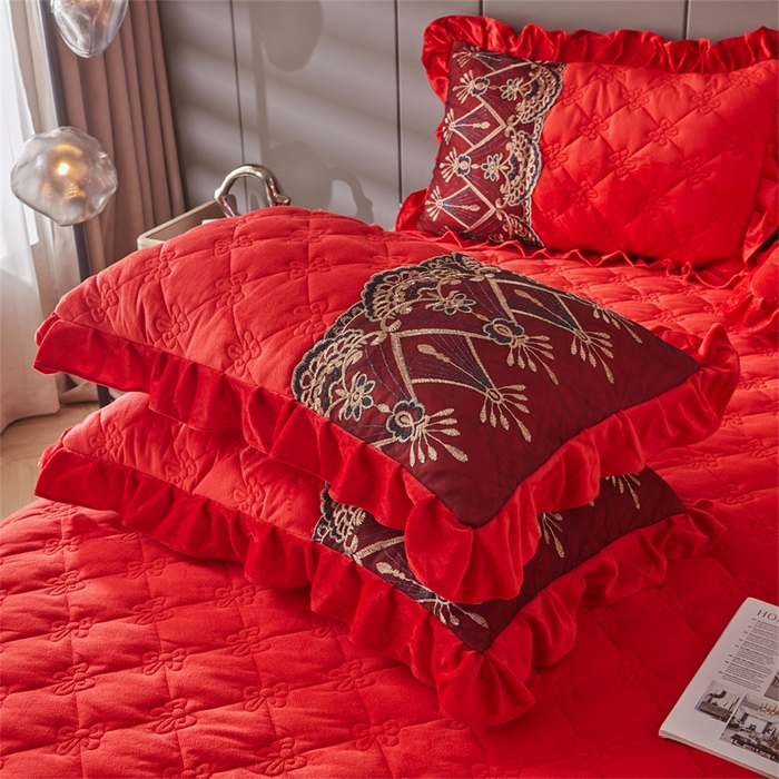 91家纺网 家纺一手货源 找家纺 （总）屹成家纺2025新款水晶绒夹棉绗缝蕾丝床裙三件套（塞纳河畔）床裙单件起售价不低于105元