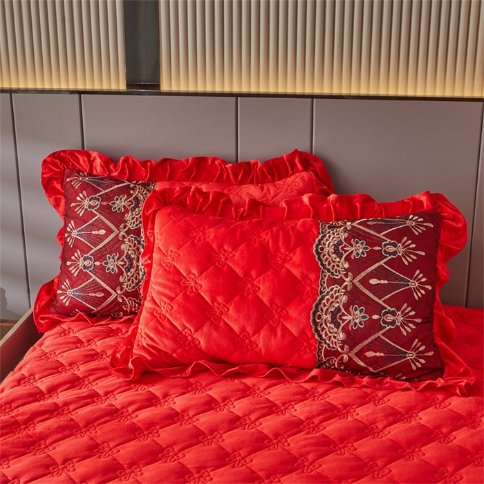 91家纺网 家纺一手货源 找家纺 （总）屹成家纺2025新款水晶绒夹棉绗缝蕾丝床裙三件套（塞纳河畔）床裙单件起售价不低于105元