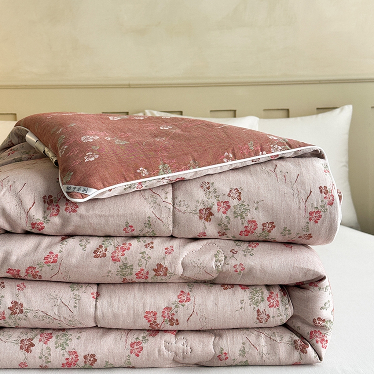 91家纺网 家纺一手货源 找家纺 睡棉坊 2025新款全棉纯棉色织提花双层纱冬被被子被芯 雪梅