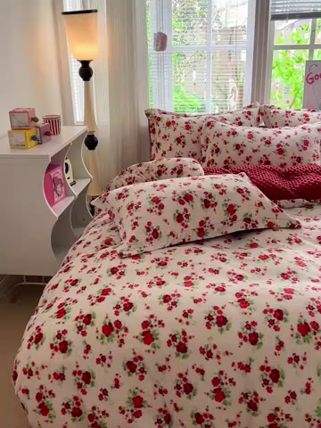 91家纺网 家纺一手货源 找家纺 一比一 2025新款加厚保暖豆豆牛奶绒床盖款四件套玫瑰之约 - 白