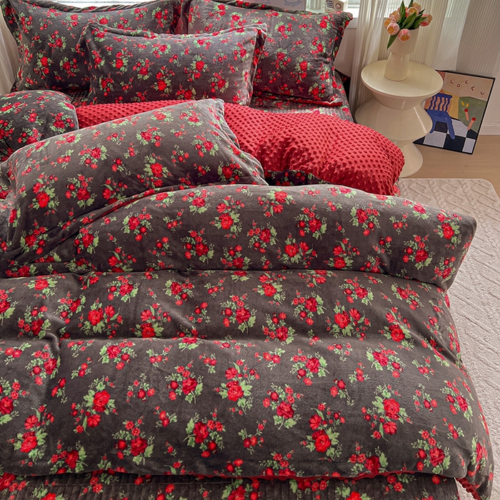 91家纺网 家纺一手货源 找家纺 一比一 2025新款加厚保暖豆豆牛奶绒床盖款四件套玫瑰之约 - 黑