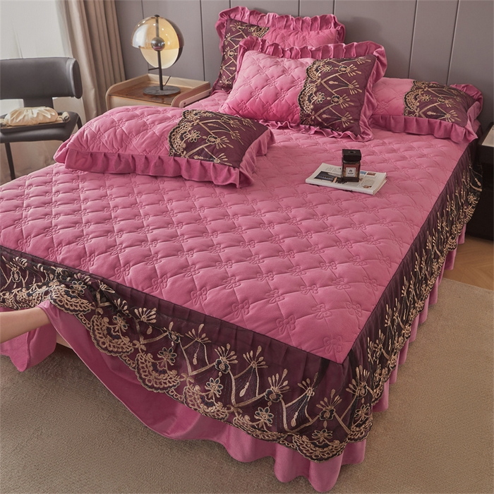 91家纺网 家纺一手货源 找家纺 屹成家纺2025新款水晶绒夹棉绗缝蕾丝床裙三件套（塞纳河畔）床裙单件起售价不低于105元 豆沙