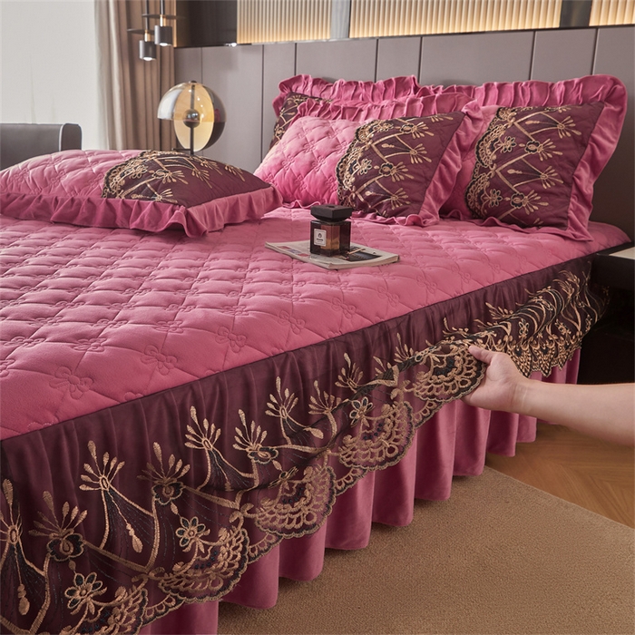 91家纺网 家纺一手货源 找家纺 屹成家纺2025新款水晶绒夹棉绗缝蕾丝床裙三件套（塞纳河畔）床裙单件起售价不低于105元 豆沙