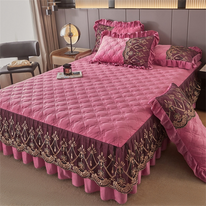 91家纺网 家纺一手货源 找家纺 屹成家纺2025新款水晶绒夹棉绗缝蕾丝床裙三件套（塞纳河畔）床裙单件起售价不低于105元 豆沙