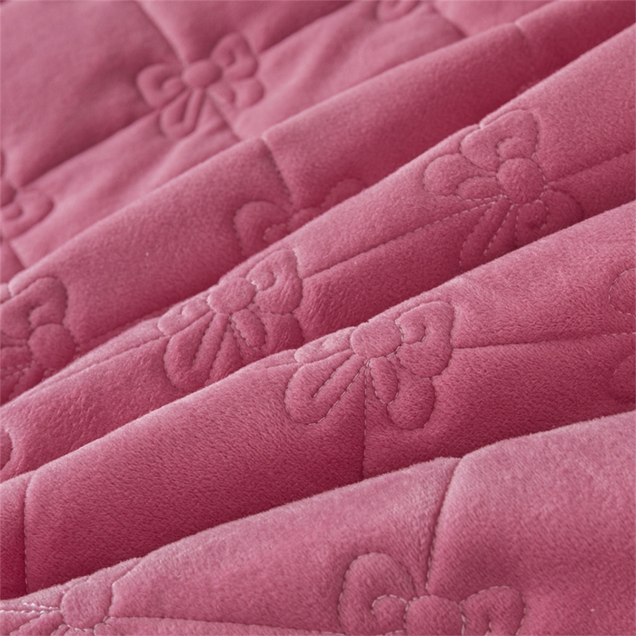 91家纺网 家纺一手货源 找家纺 屹成家纺2025新款水晶绒夹棉绗缝蕾丝床裙三件套（塞纳河畔）床裙单件起售价不低于105元 豆沙