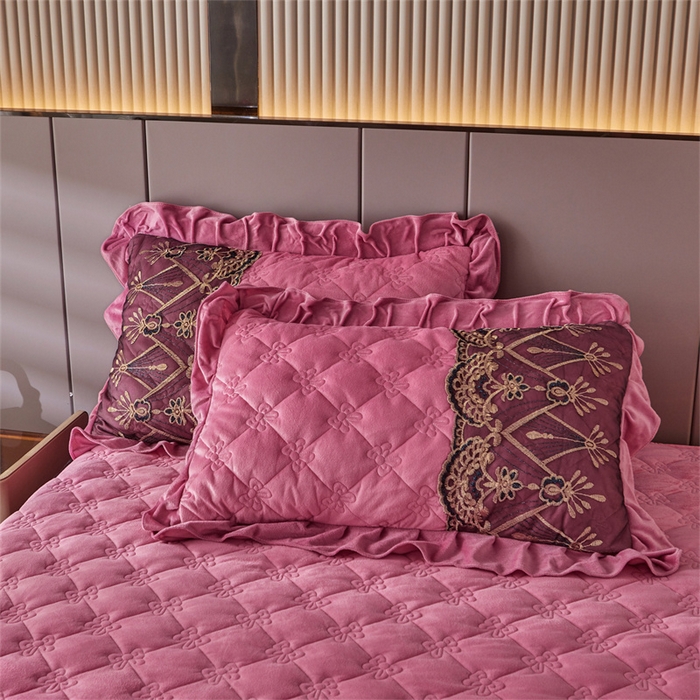 91家纺网 家纺一手货源 找家纺 屹成家纺2025新款水晶绒夹棉绗缝蕾丝床裙三件套（塞纳河畔）床裙单件起售价不低于105元 豆沙