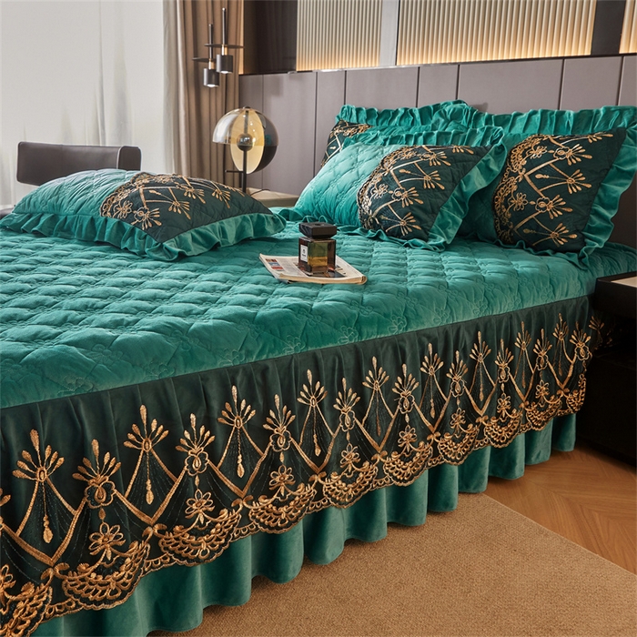 91家纺网 家纺一手货源 找家纺 屹成家纺2025新款水晶绒夹棉绗缝蕾丝床裙三件套（塞纳河畔）床裙单件起售价不低于105元 翡翠绿