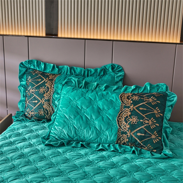 91家纺网 家纺一手货源 找家纺 屹成家纺2025新款水晶绒夹棉绗缝蕾丝床裙三件套（塞纳河畔）床裙单件起售价不低于105元 翡翠绿