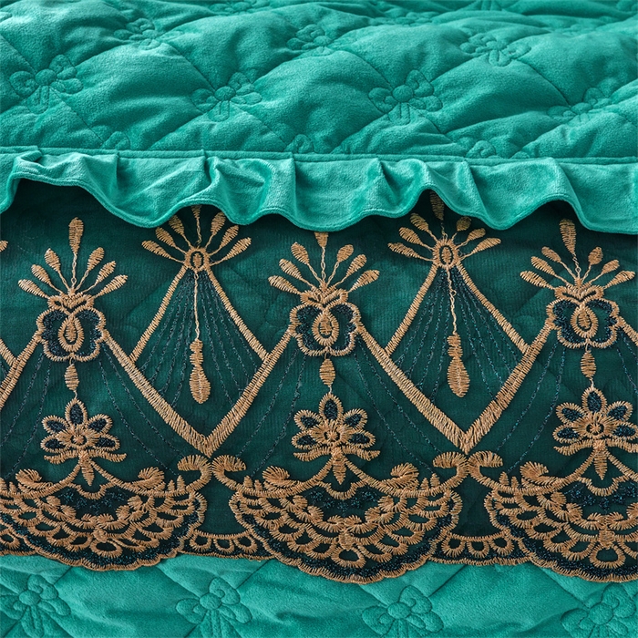 91家纺网 家纺一手货源 找家纺 屹成家纺2025新款水晶绒夹棉绗缝蕾丝床裙三件套（塞纳河畔）床裙单件起售价不低于105元 翡翠绿