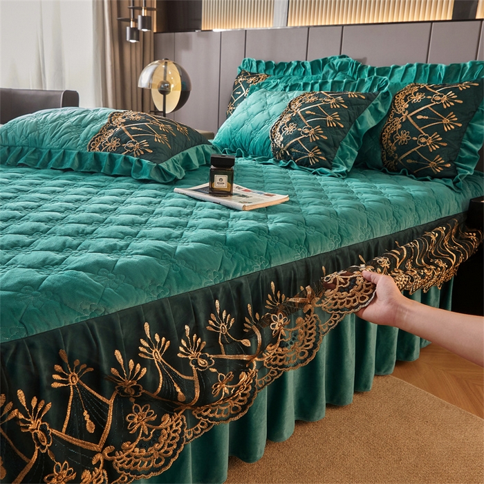 91家纺网 家纺一手货源 找家纺 屹成家纺2025新款水晶绒夹棉绗缝蕾丝床裙三件套（塞纳河畔）床裙单件起售价不低于105元 翡翠绿