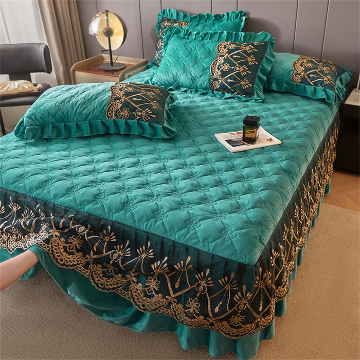 91家纺网 家纺一手货源 找家纺 屹成家纺2025新款水晶绒夹棉绗缝蕾丝床裙三件套（塞纳河畔）床裙单件起售价不低于105元 翡翠绿