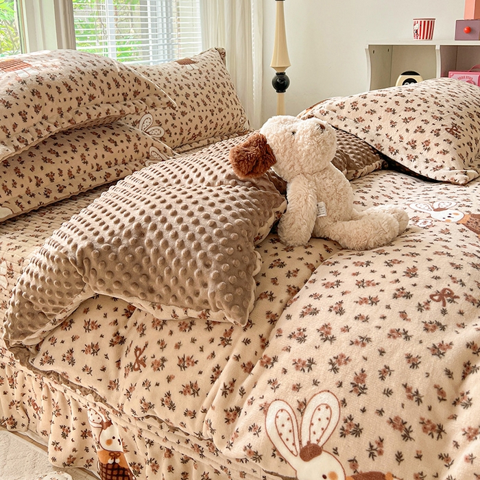 91家纺网 家纺一手货源 找家纺 一比一 2025新款加厚保暖豆豆牛奶绒床盖款四件套萌兔花园