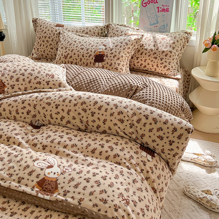 91家纺网 家纺一手货源 找家纺 一比一 2025新款加厚保暖豆豆牛奶绒床盖款四件套萌兔花园