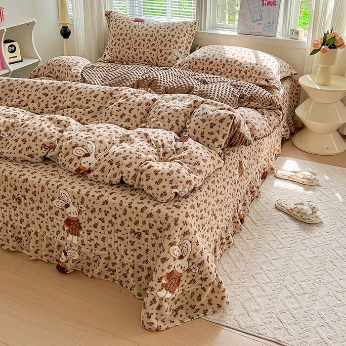 91家纺网 家纺一手货源 找家纺 一比一 2025新款加厚保暖豆豆牛奶绒床盖款四件套萌兔花园