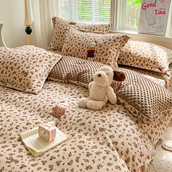 91家纺网 家纺一手货源 找家纺 一比一 2025新款加厚保暖豆豆牛奶绒床盖款四件套萌兔花园