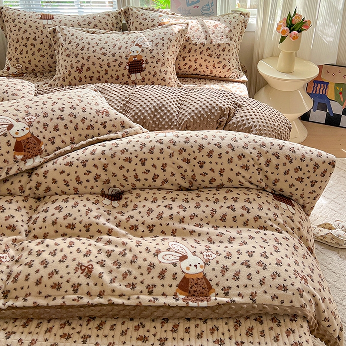 91家纺网 家纺一手货源 找家纺 一比一 2025新款加厚保暖豆豆牛奶绒床盖款四件套萌兔花园