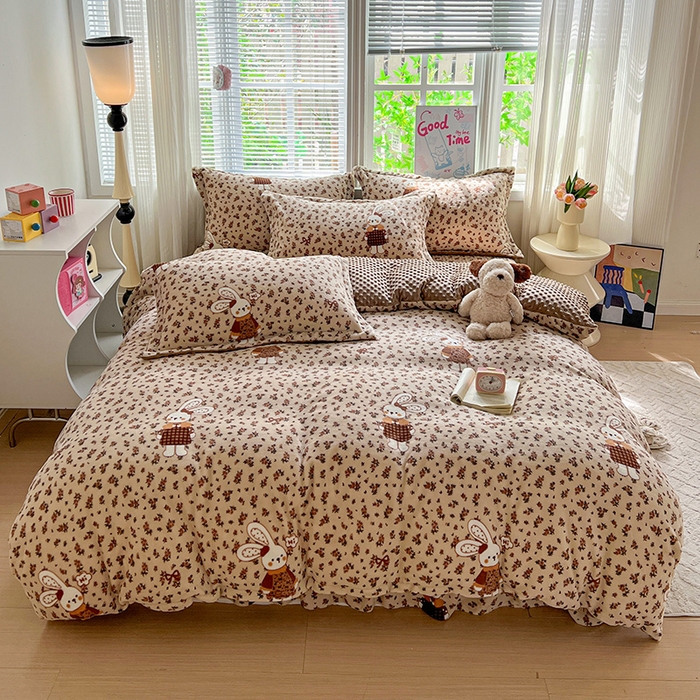 91家纺网 家纺一手货源 找家纺 一比一 2025新款加厚保暖豆豆牛奶绒床盖款四件套萌兔花园