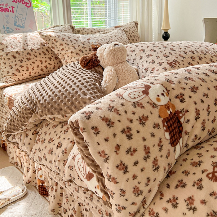 91家纺网 家纺一手货源 找家纺 一比一 2025新款加厚保暖豆豆牛奶绒床盖款四件套萌兔花园