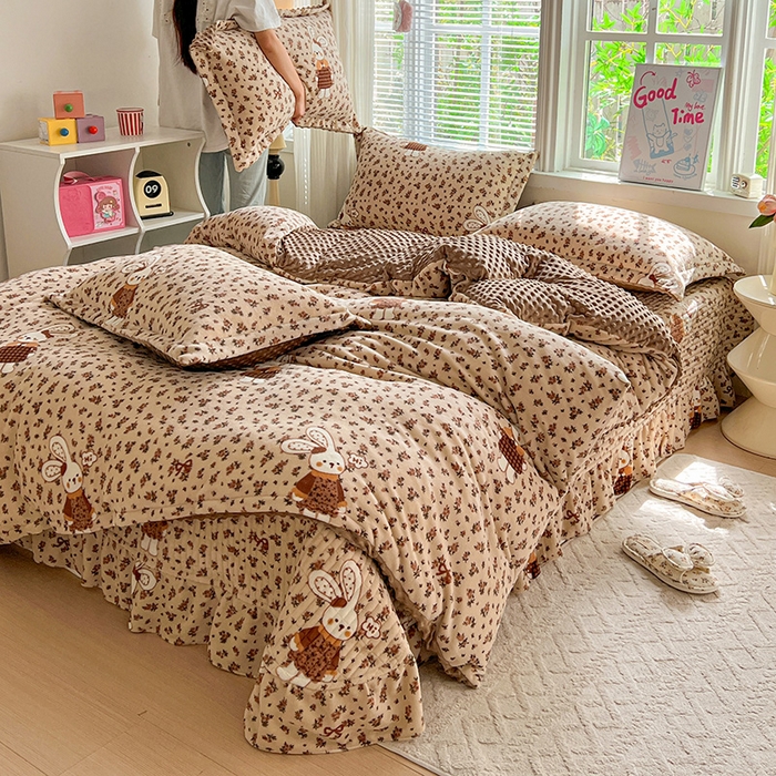 91家纺网 家纺一手货源 找家纺 一比一 2025新款加厚保暖豆豆牛奶绒床盖款四件套萌兔花园