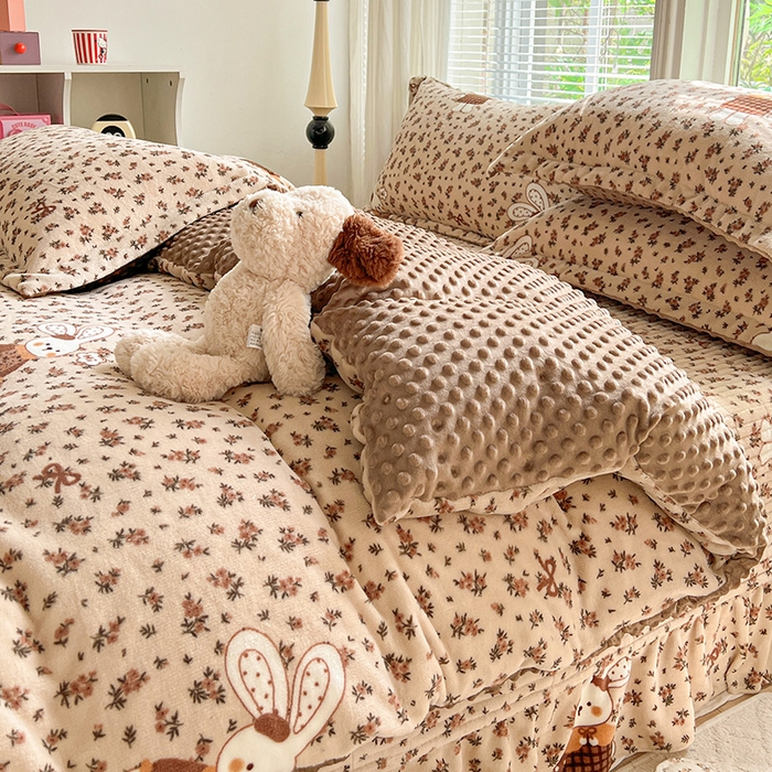 91家纺网 家纺一手货源 找家纺 一比一 2025新款加厚保暖豆豆牛奶绒床盖款四件套萌兔花园