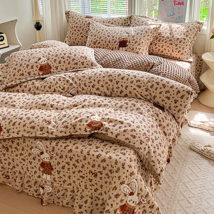 91家纺网 家纺一手货源 找家纺 一比一 2025新款加厚保暖豆豆牛奶绒床盖款四件套萌兔花园