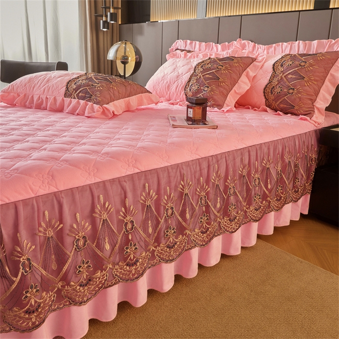 91家纺网 家纺一手货源 找家纺 屹成家纺2025新款水晶绒夹棉绗缝蕾丝床裙三件套（塞纳河畔）床裙单件起售价不低于105元 粉玉