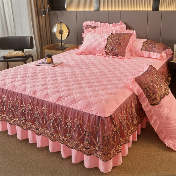 91家纺网 家纺一手货源 找家纺 屹成家纺2025新款水晶绒夹棉绗缝蕾丝床裙三件套（塞纳河畔）床裙单件起售价不低于105元 粉玉