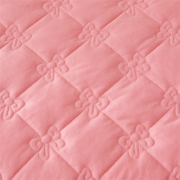 91家纺网 家纺一手货源 找家纺 屹成家纺2025新款水晶绒夹棉绗缝蕾丝床裙三件套（塞纳河畔）床裙单件起售价不低于105元 粉玉