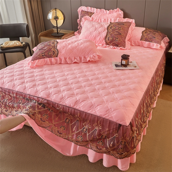 91家纺网 家纺一手货源 找家纺 屹成家纺2025新款水晶绒夹棉绗缝蕾丝床裙三件套（塞纳河畔）床裙单件起售价不低于105元 粉玉