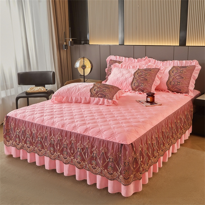 91家纺网 家纺一手货源 找家纺 屹成家纺2025新款水晶绒夹棉绗缝蕾丝床裙三件套（塞纳河畔）床裙单件起售价不低于105元 粉玉