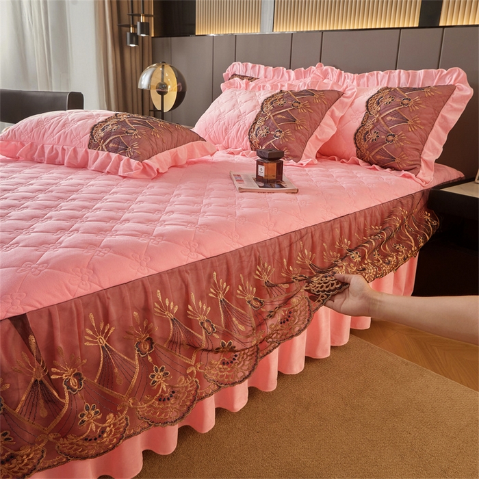 91家纺网 家纺一手货源 找家纺 屹成家纺2025新款水晶绒夹棉绗缝蕾丝床裙三件套（塞纳河畔）床裙单件起售价不低于105元 粉玉