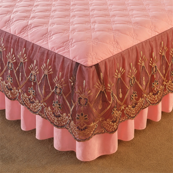 91家纺网 家纺一手货源 找家纺 屹成家纺2025新款水晶绒夹棉绗缝蕾丝床裙三件套（塞纳河畔）床裙单件起售价不低于105元 粉玉