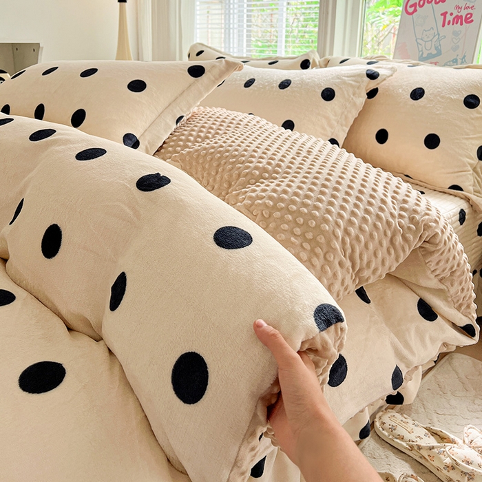 91家纺网 家纺一手货源 找家纺 一比一 2025新款加厚保暖豆豆牛奶绒床盖款四件套奶茶啵啵