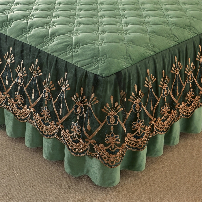 91家纺网 家纺一手货源 找家纺 屹成家纺2025新款水晶绒夹棉绗缝蕾丝床裙三件套（塞纳河畔）床裙单件起售价不低于105元 橄榄绿