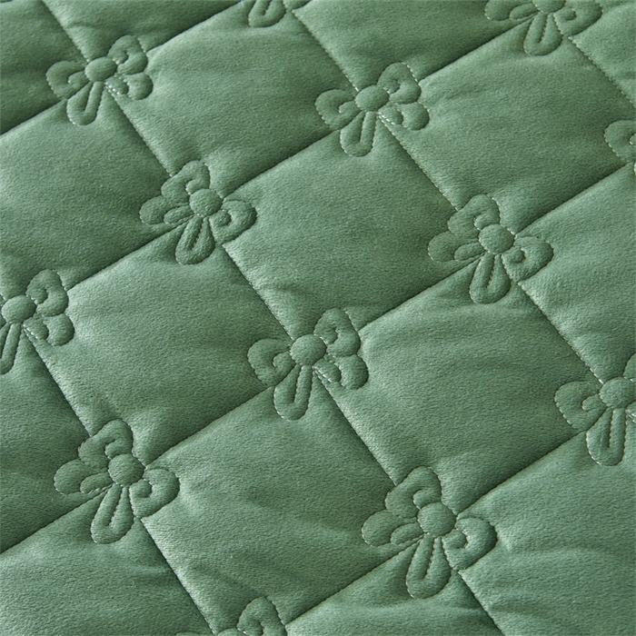 91家纺网 家纺一手货源 找家纺 屹成家纺2025新款水晶绒夹棉绗缝蕾丝床裙三件套（塞纳河畔）床裙单件起售价不低于105元 橄榄绿