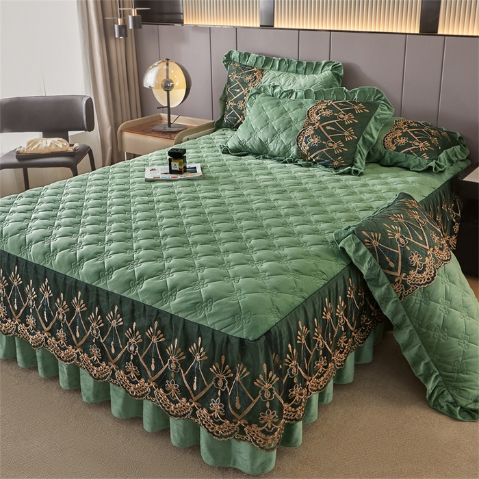 91家纺网 家纺一手货源 找家纺 屹成家纺2025新款水晶绒夹棉绗缝蕾丝床裙三件套（塞纳河畔）床裙单件起售价不低于105元 橄榄绿